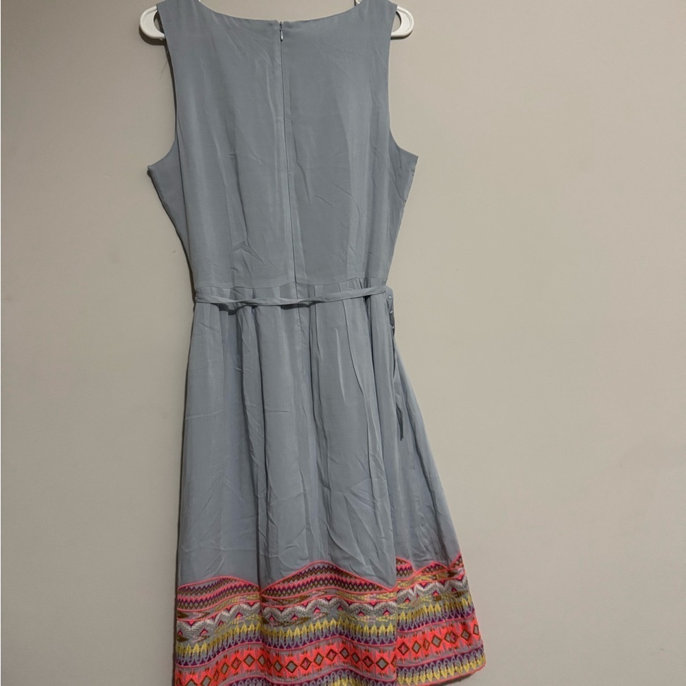 BCBGMaxAzria Light Gray Dress with Vibrant Hem. 🌹🩵 NEW WITHOUT TAG 🩵🌹 - Picture 7 of 10